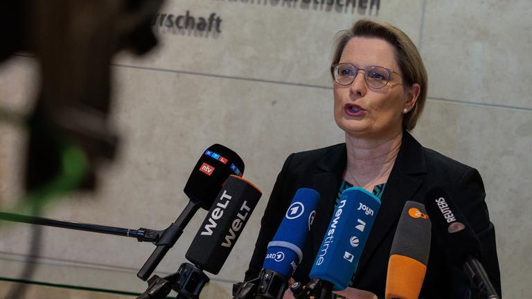 Stefanie Hubig (SPD), Bundesjustizministerin, gibt ein Pressestatement im Willy-Brandt-Haus.