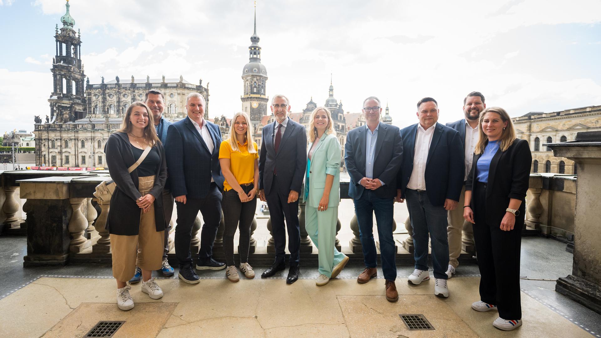 Verantwortliche und Sporterinnen beim Pressetermin zu den Finals 2025 in Dresden 