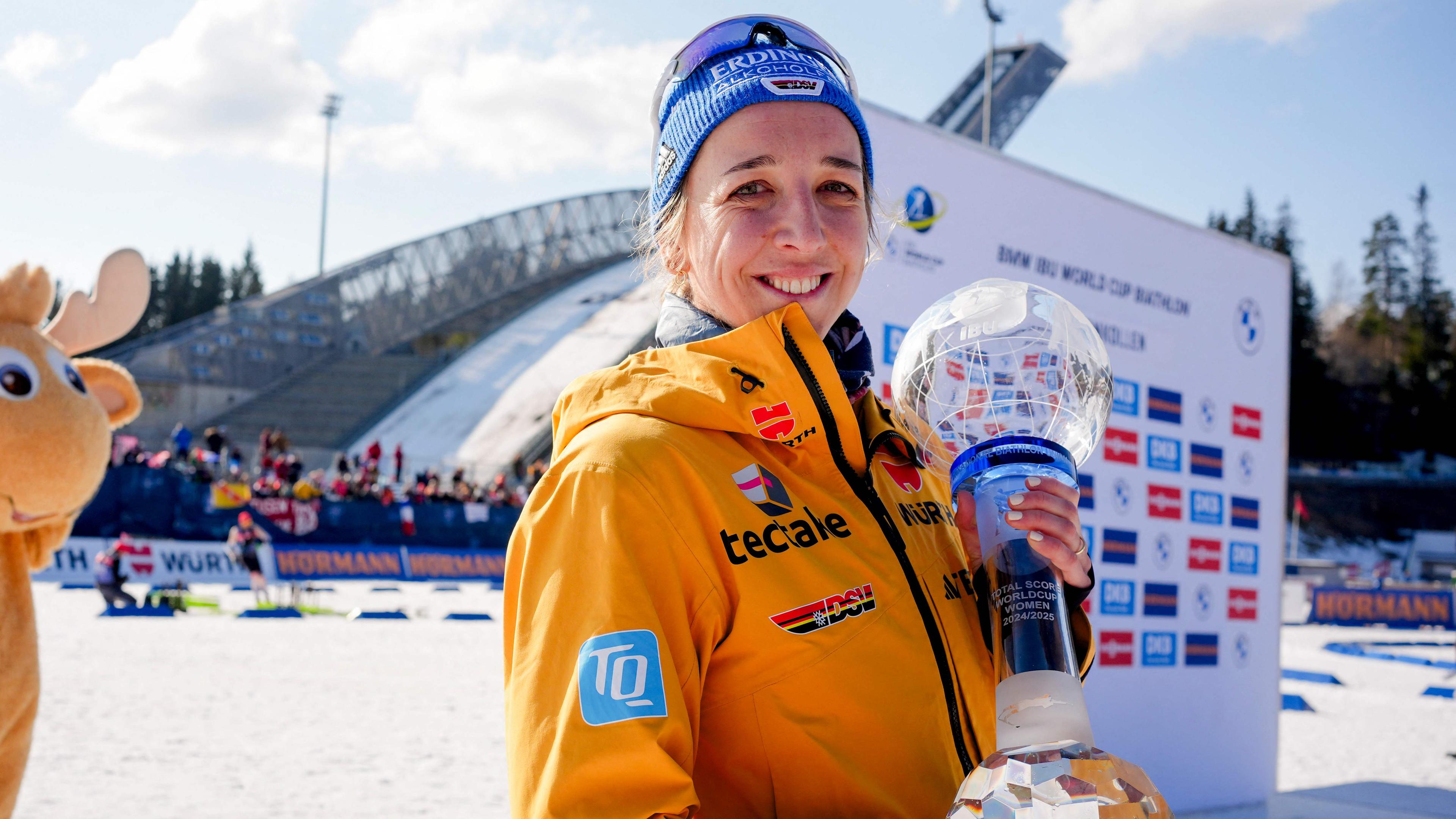 Franziska Preuß hält die große Kristallkugel in den Händen und lacht.