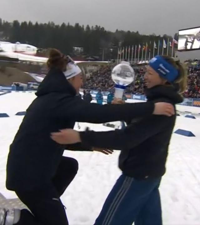 Franziska Preuß überreicht Lou Jeanmonnot beim Weltcupfinale die Kristallkugel für den Gesamtweltcup