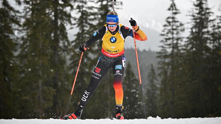 Franziska Preuss aus Deutschland nimmt am 13. März 2025 am IBU Biathlon World Cup in Pokljuka.