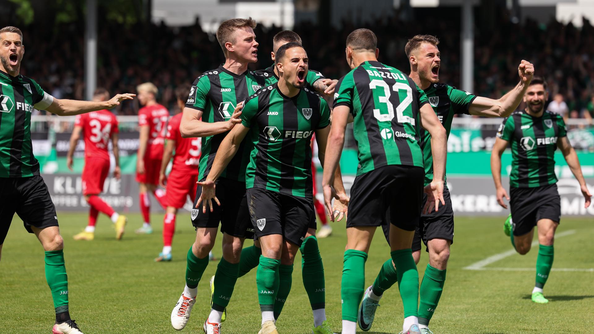 Münsters Torschütze Sebastian Mrowca feiert seinen Treffer zum 1:0 beim Spiel gegen SpVgg Unterhaching am 18.05.2024.