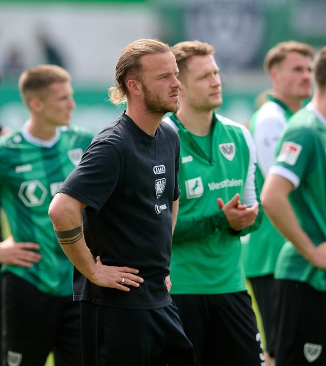 Die Spieler des SC Preußen Münster, angeführt von Jorrit Hendrix, verabschieden sich nach dem 1:1-Unentschieden von den Fans, während der Verein aus der 2. Bundesliga abstieg.