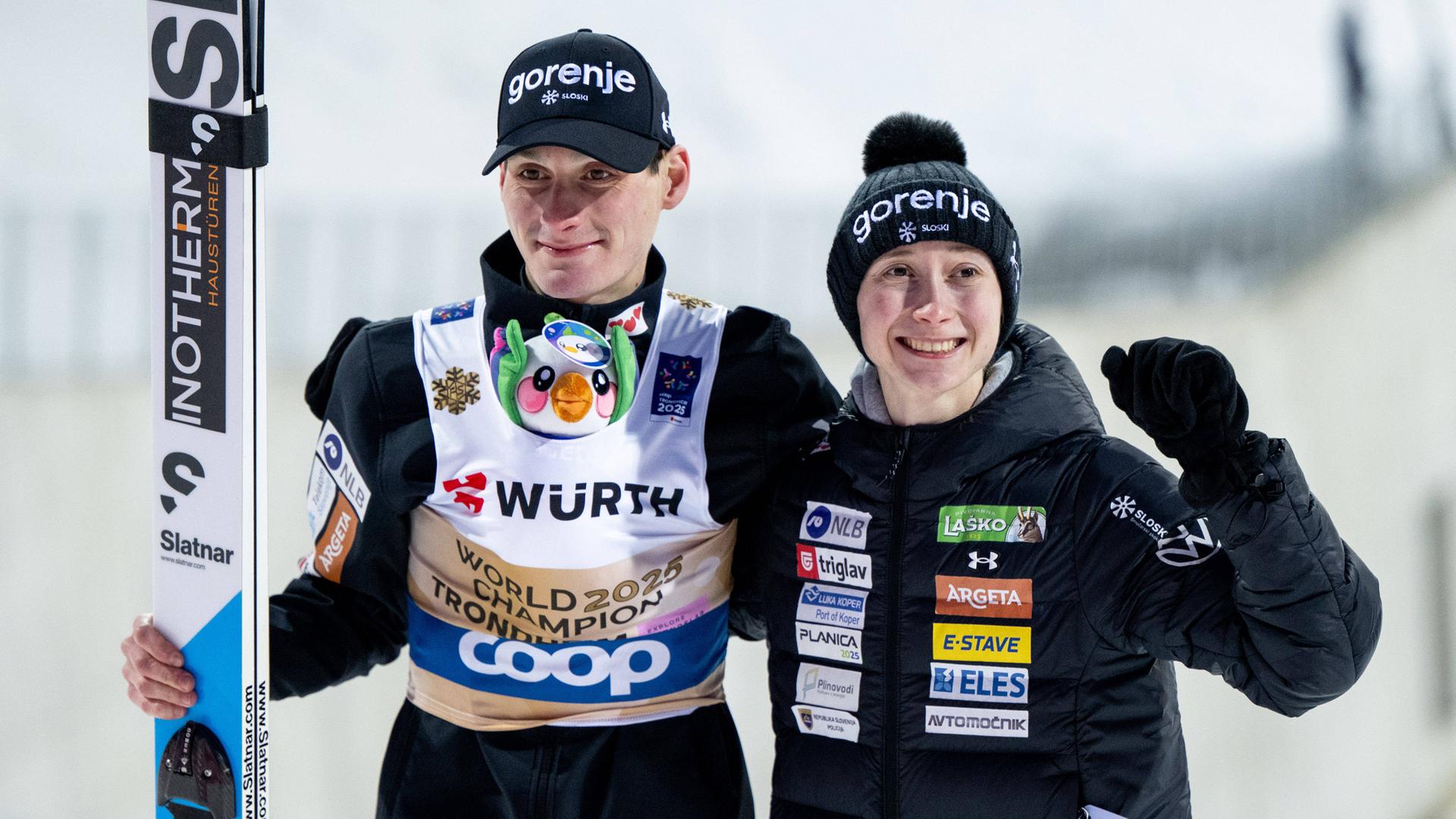 Domen Prevc (Slowenien) feiert gemeinsam mit seiner Schwester Nika Prevc (Slowenien, Doppel-Weltmeisterin Groß- und Normalschanze) über seinen Sieg und den Weltmeistertitel.