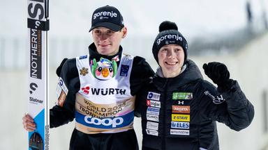 Domen Prevc (Slowenien) feiert gemeinsam mit seiner Schwester Nika Prevc (Slowenien, Doppel-Weltmeisterin Groß- und Normalschanze) über seinen Sieg und den Weltmeistertitel.