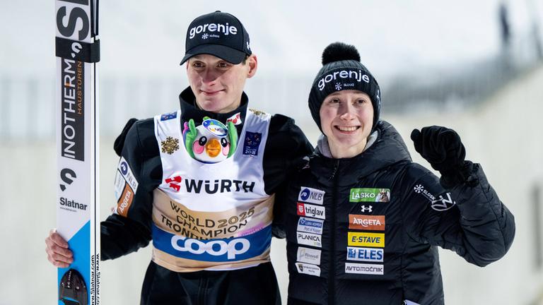 Domen Prevc (Slowenien) feiert gemeinsam mit seiner Schwester Nika Prevc (Slowenien, Doppel-Weltmeisterin Groß- und Normalschanze) über seinen Sieg und den Weltmeistertitel.