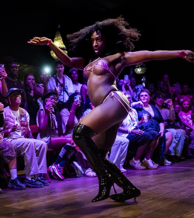 Ein queerer Tänzer bei einem Auftritt auf dem World Pride in Amsterdam.