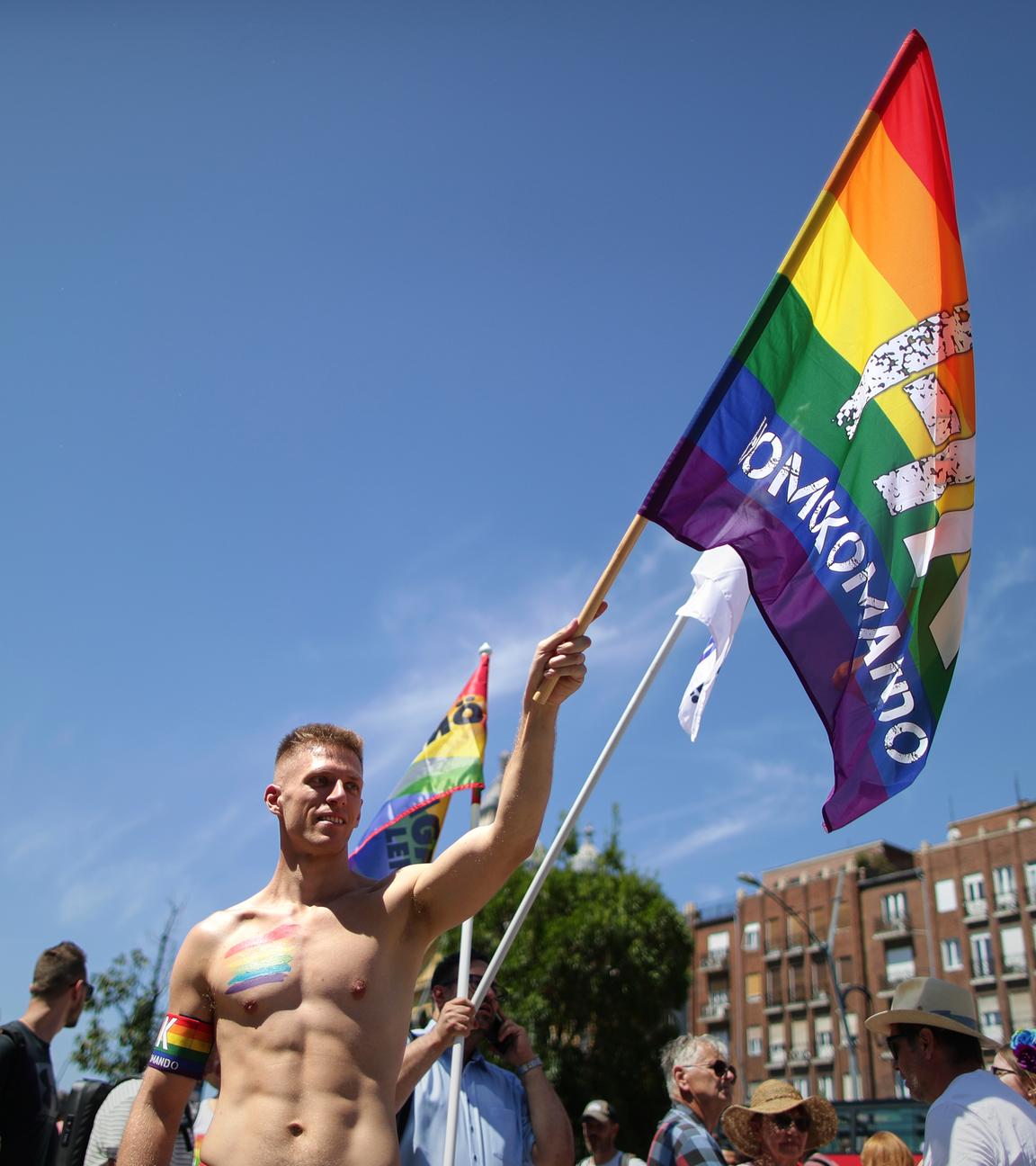 Ein Teilnehmer des Pride-Marsches in Budapest schwenkt eine Regenbogenfahne. 