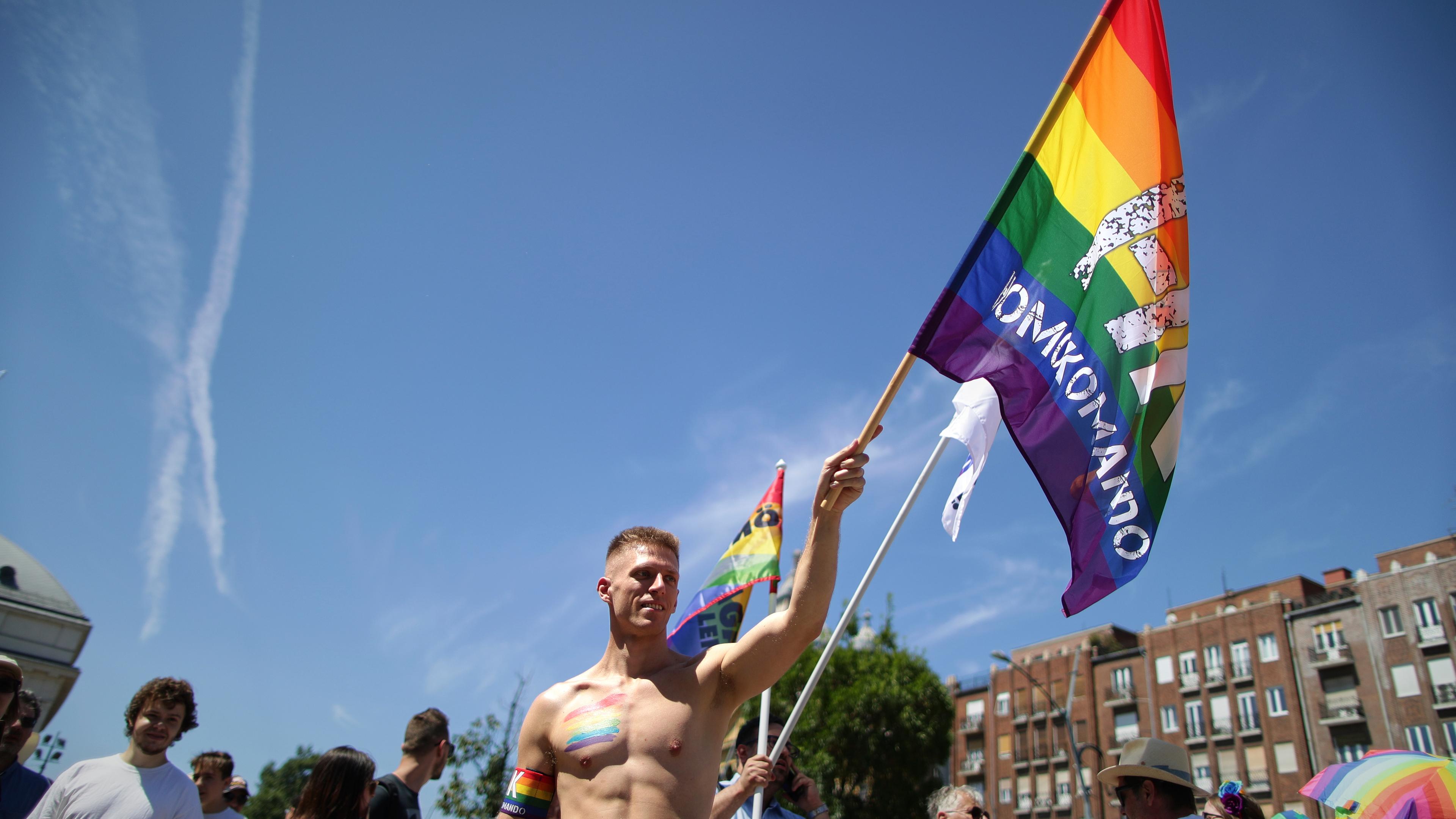Ein Teilnehmer des Pride-Marsches in Budapest schwenkt eine Regenbogenfahne. 