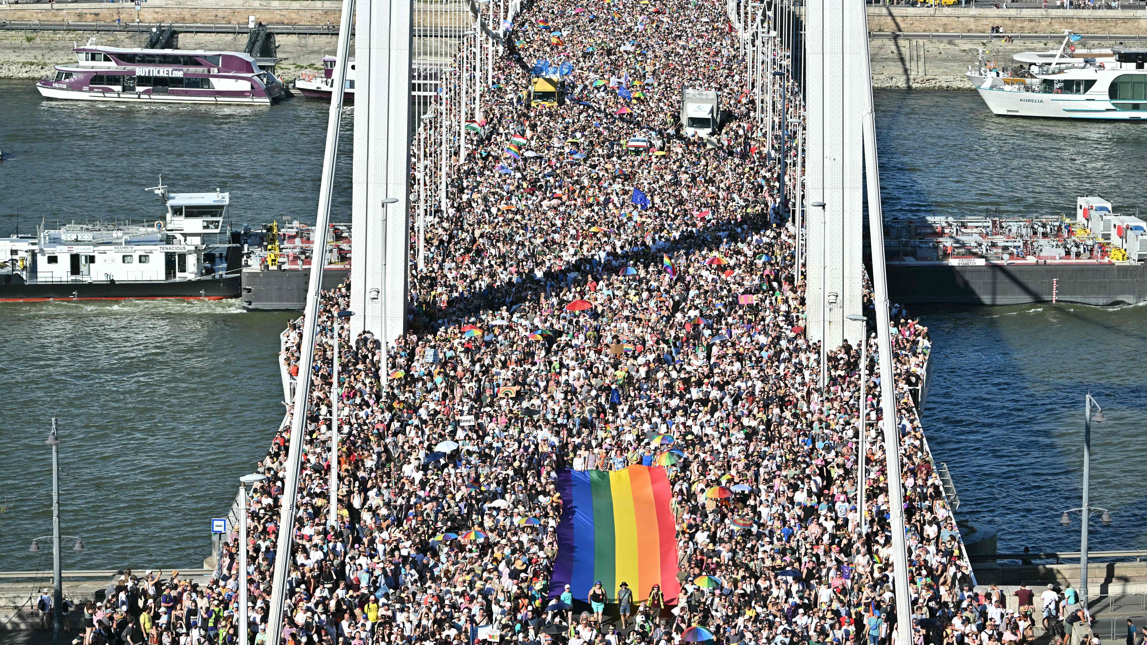 Eine Menschenmenge trägt eine Regenbogenflagge, während sie am 28. Juni 2025 an der Pride-Parade im Stadtzentrum von Budapest teilnehmen.