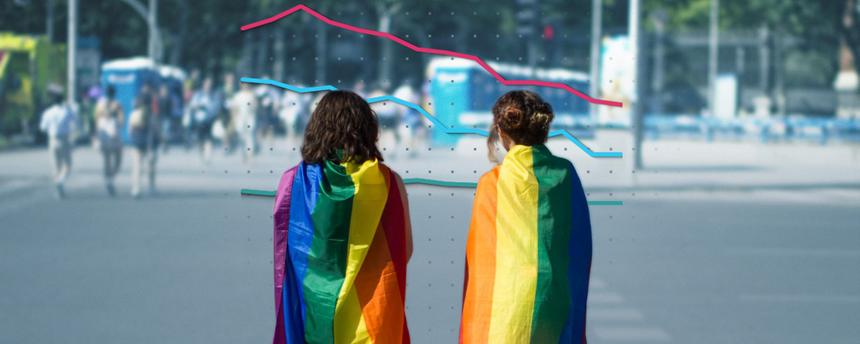 Zwei Menschen mit Regenbogen-Flaggen über Schultern und Rücken, dahinter eine Grafik