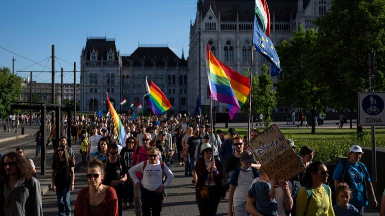 Ungarn demonstrieren in der Budapester Innenstadt gegen ein neues Gesetz zum Verbot von LGBTQ+-Pride-Veranstaltungen