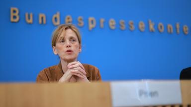 Bundesbildungsministerin Karin Prien stellt den neuesten Bericht des Kinderhilfswerks zu Bildungschancen in Deutschland vor.