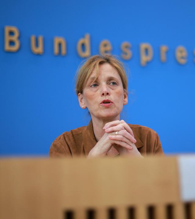 Bundesbildungsministerin Karin Prien stellt den neuesten Bericht des Kinderhilfswerks zu Bildungschancen in Deutschland vor.