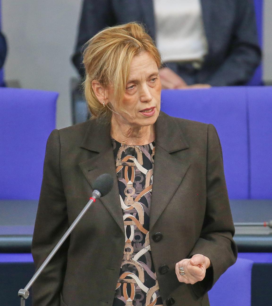 Karin Prien redet an ihrem Platz im Bundestag ins Mikrofon und gestikuliert dabei.