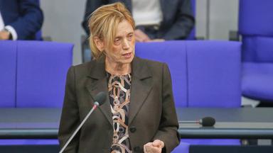 Karin Prien redet an ihrem Platz im Bundestag ins Mikrofon und gestikuliert dabei.