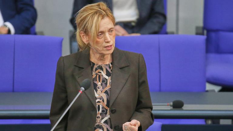 Karin Prien redet an ihrem Platz im Bundestag ins Mikrofon und gestikuliert dabei.