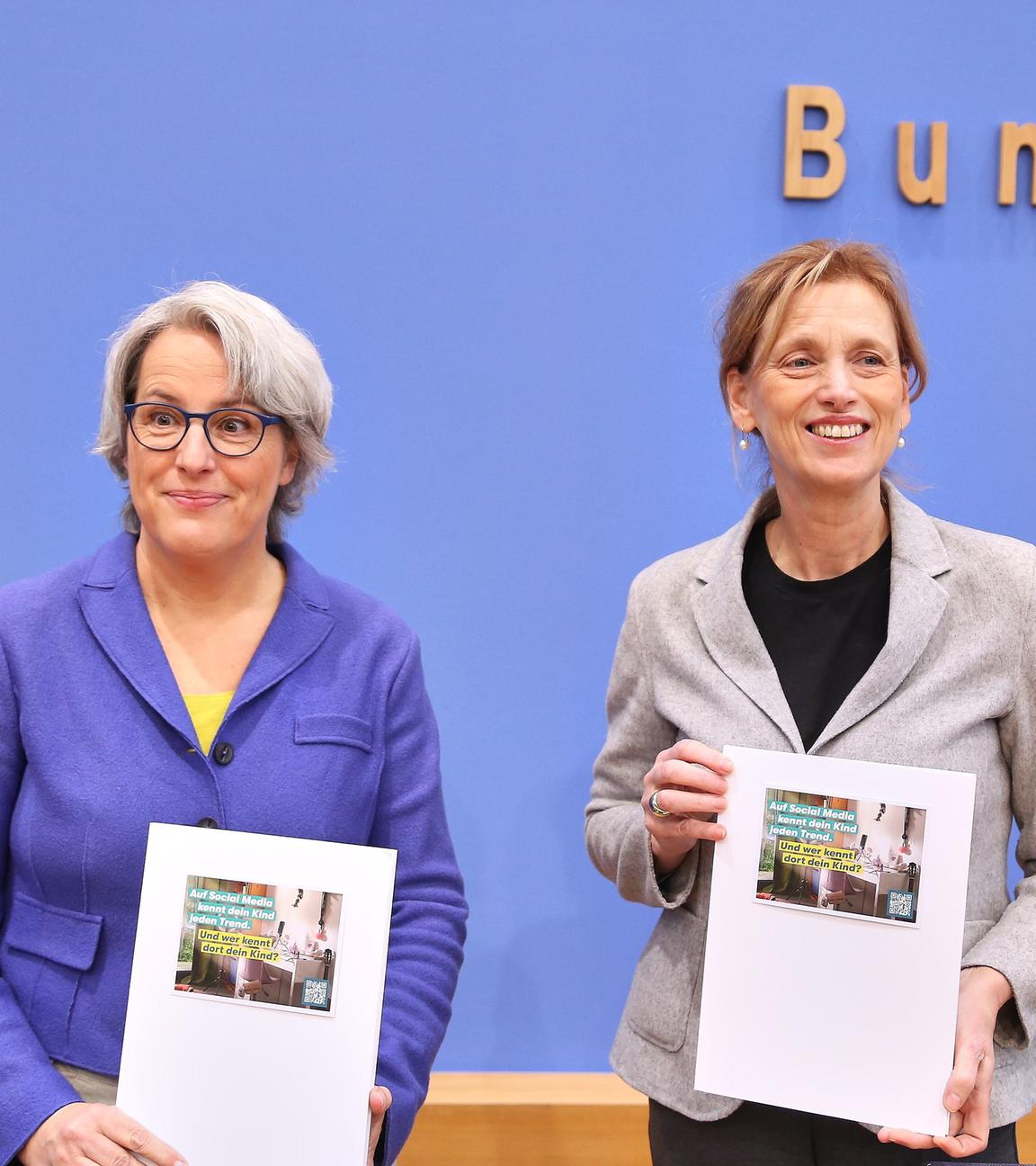 Bundespressekonferenz: "Schieb deine Verantwortung nicht weg!" - Aktuelle Herausforderungen beim Kinder- und Jugendschutz in der digitalen Welt: Kerstin Claus, Unabhaengige Bundesbeauftragte gegen sexuellen Missbrauch von Kindern und Jugendlichen (UBSKM) und Bundesministerin fuer Bildung, Familie, Senioren, Frauen und Jugend Karin Prien (CDU)