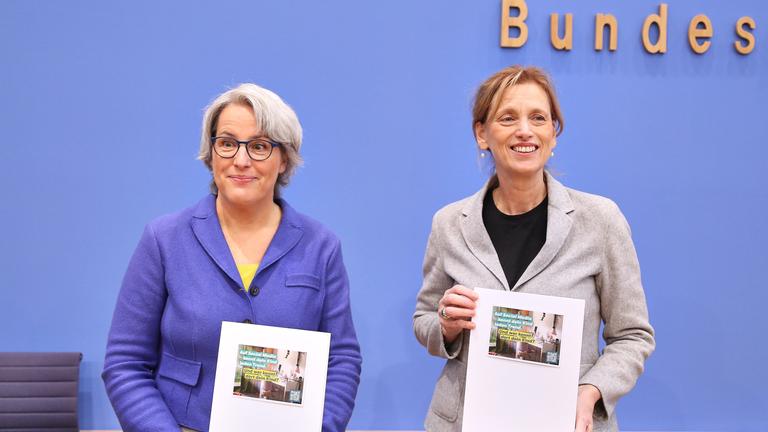 Bundespressekonferenz: "Schieb deine Verantwortung nicht weg!" - Aktuelle Herausforderungen beim Kinder- und Jugendschutz in der digitalen Welt: Kerstin Claus, Unabhaengige Bundesbeauftragte gegen sexuellen Missbrauch von Kindern und Jugendlichen (UBSKM) und Bundesministerin fuer Bildung, Familie, Senioren, Frauen und Jugend Karin Prien (CDU)