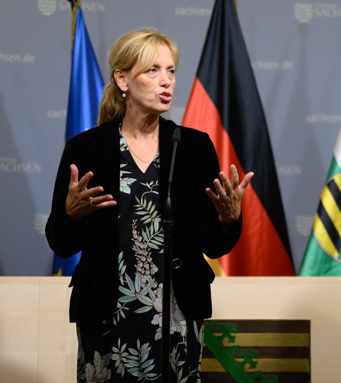 achsen, Dresden: Bundesbildungsministerin Karin Prien (l, CDU) und Michael Kretschmer (CDU), Ministerpräsident von Sachsen, geben im Rahmen des Besuchs der Bundesministerin in Sachsen in der Staatskanzlei ein Pressestatement ab. Prien besucht Sachsen und nimmt am Nachmittag am sogenannten «Handygipfel» teil. Bei dem Gipfel in Dresden geht es um den verantwortungsvollen Umgang mit digitalen Geräten an Schulen.
