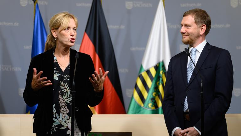 achsen, Dresden: Bundesbildungsministerin Karin Prien (l, CDU) und Michael Kretschmer (CDU), Ministerpräsident von Sachsen, geben im Rahmen des Besuchs der Bundesministerin in Sachsen in der Staatskanzlei ein Pressestatement ab. Prien besucht Sachsen und nimmt am Nachmittag am sogenannten «Handygipfel» teil. Bei dem Gipfel in Dresden geht es um den verantwortungsvollen Umgang mit digitalen Geräten an Schulen.