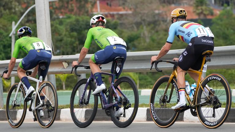 Von links: Primoz Roglic aus Slowenien, Gal Glover und Remco Evenepoel aus Belgien während des Straßenrennens der Elite-Männer bei den Straßenrad-Weltmeisterschaften in Kigali, Ruanda, am 28.09.2025.
