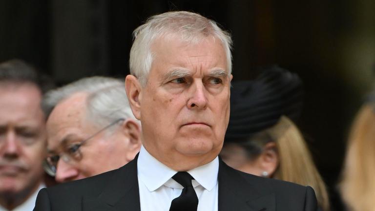 Die Gemeinde und Mitglieder der königlichen Familie begeben sich zur Requiem-Messe für die Herzogin von Kent in der Westminster Cathedral in London.