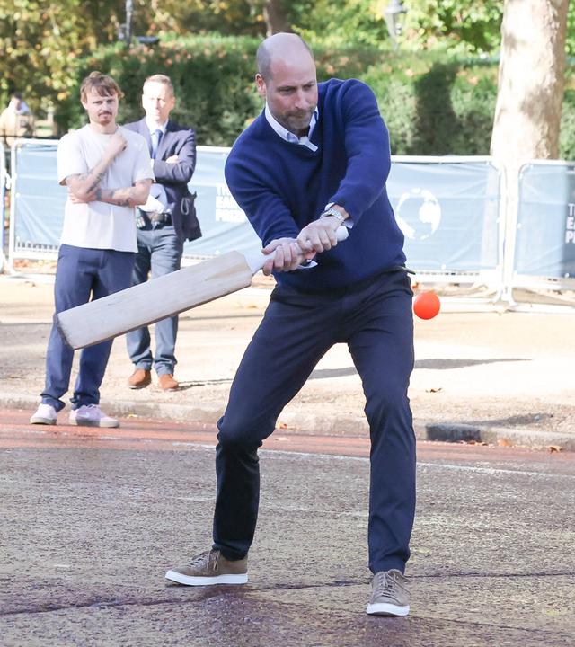14.10.2026, London, Vereinigtes Königreich: William, Prince of Wales, schlägt beim „Earthshot Cricket On The Mall“-Event.