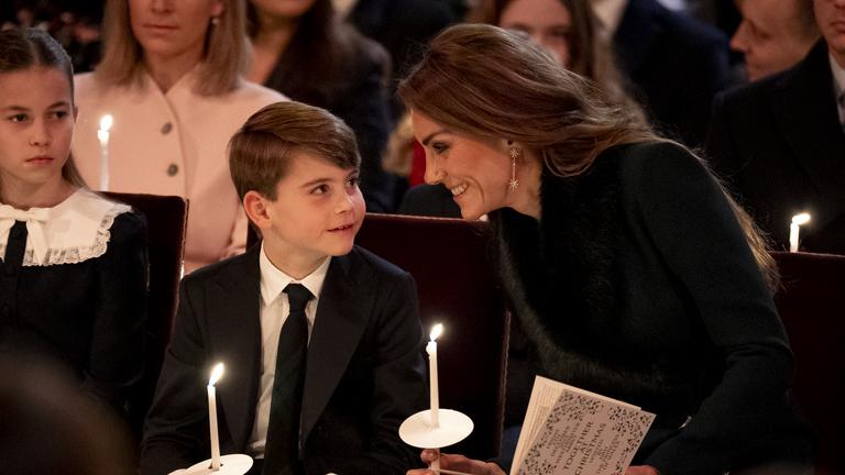Kate, Prinzessin von Wales beim Weihnachtskonzert in der Westminster Abbey, beugt sich lächelnd zu ihrem jüngsten Sohn, Louis