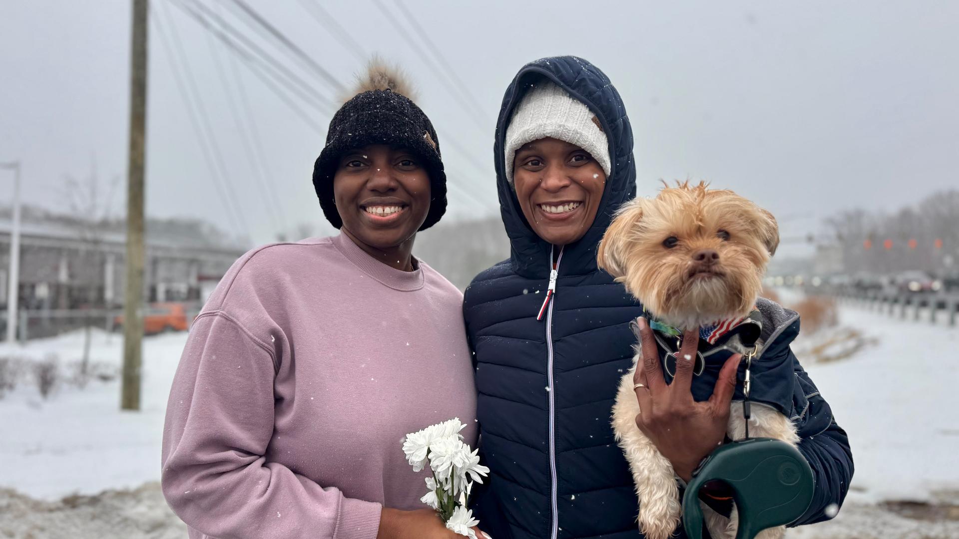 Princess und Latifah Dyer, ein Paar aus Virginia, die den Walk of Peace besucht haben.