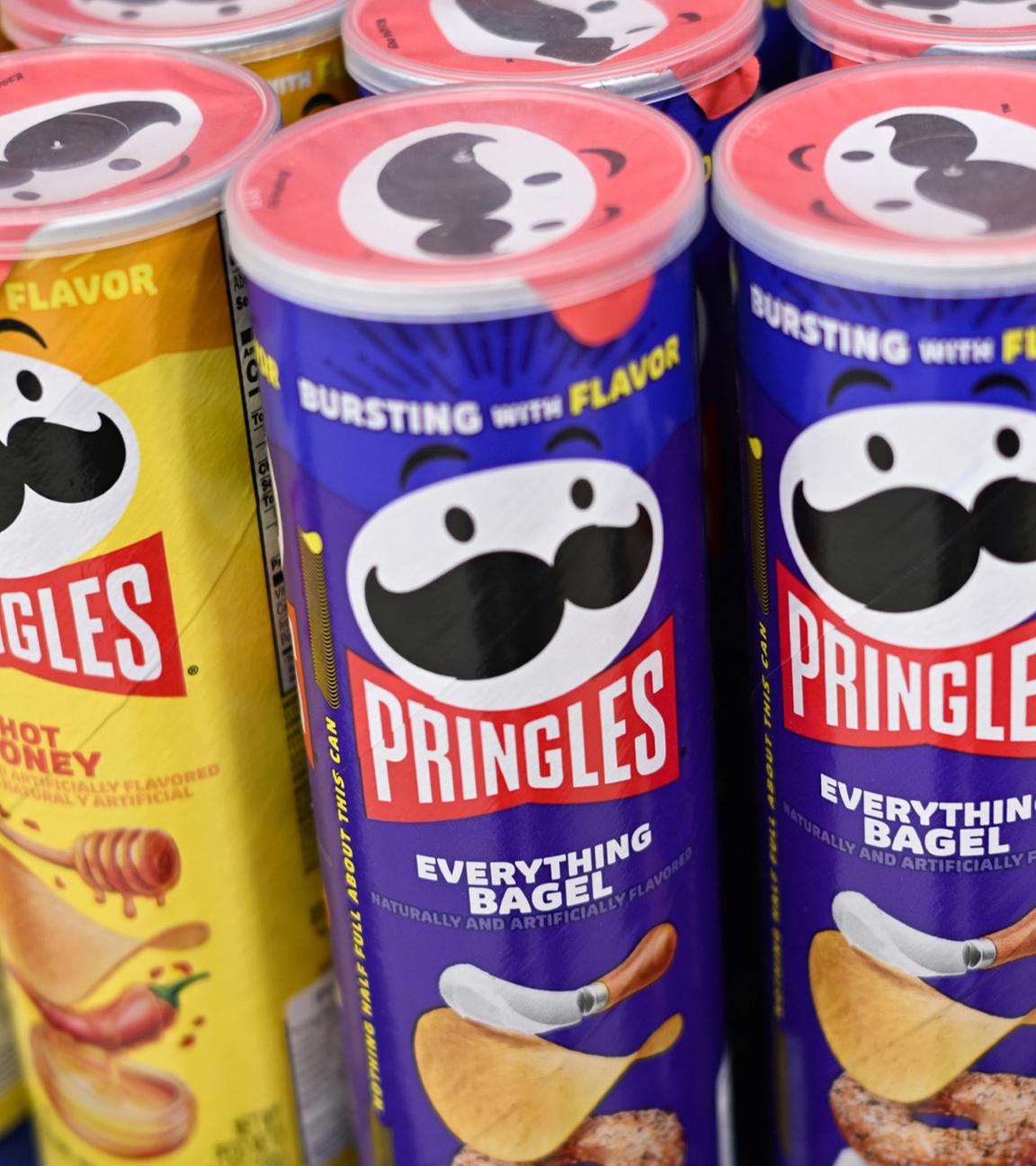 : In der Filiale des AWAFS American Food Club im Shopping-Center Skyline Plaza stehen Packungen mit Stapel-Chips der US-Marke Pringles in unterschiedlichen Geschmacksrichtungen im Regal.