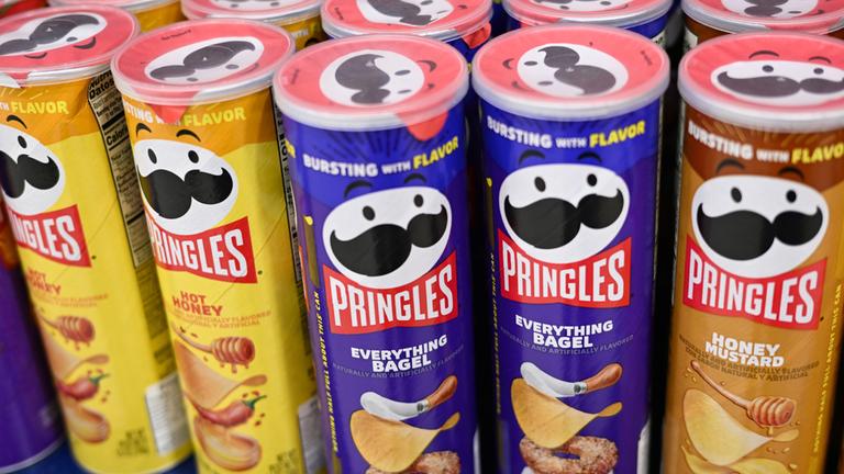 : In der Filiale des AWAFS American Food Club im Shopping-Center Skyline Plaza stehen Packungen mit Stapel-Chips der US-Marke Pringles in unterschiedlichen Geschmacksrichtungen im Regal.