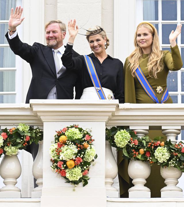 König Willem-Alexander mit Maxima und den drei Töchtern winkend auf dem Palast-Balkon in Den Haag