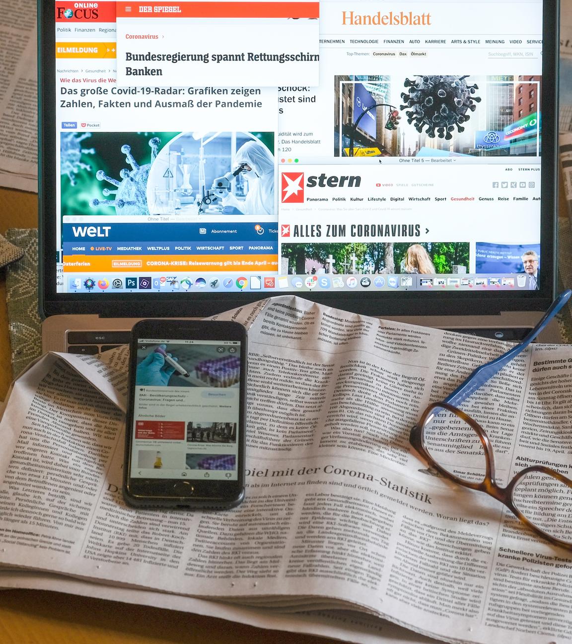 Online- und Printmedien auf einem Tisch