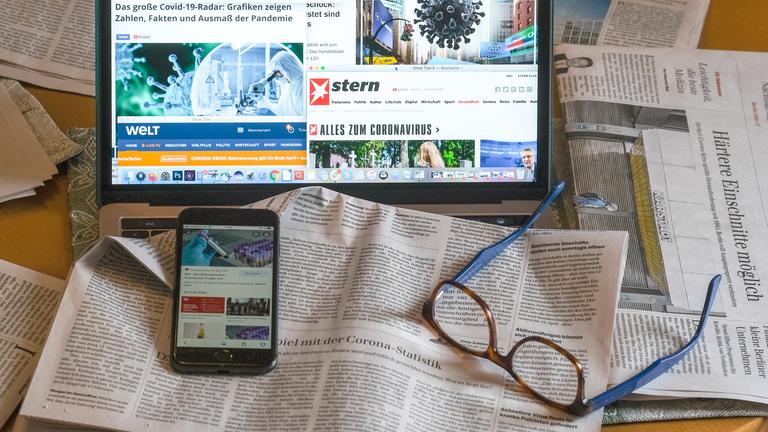 Online- und Printmedien auf einem Tisch