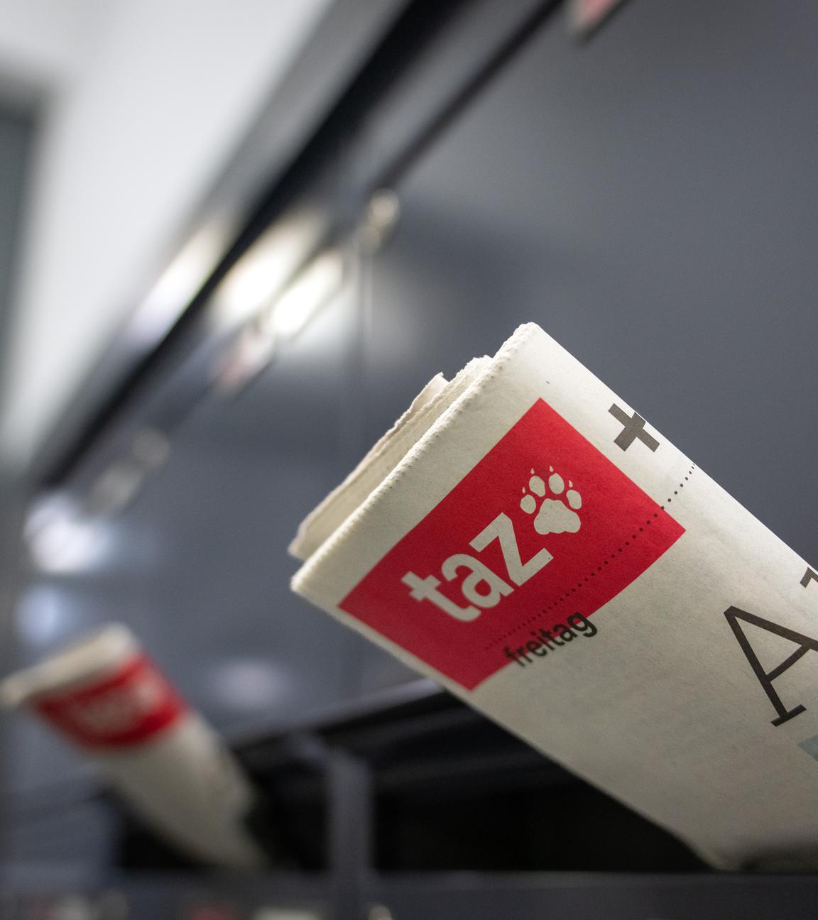 Symbolbild: Printausgaben der Zeitung "taz" stecken in Briefkästen