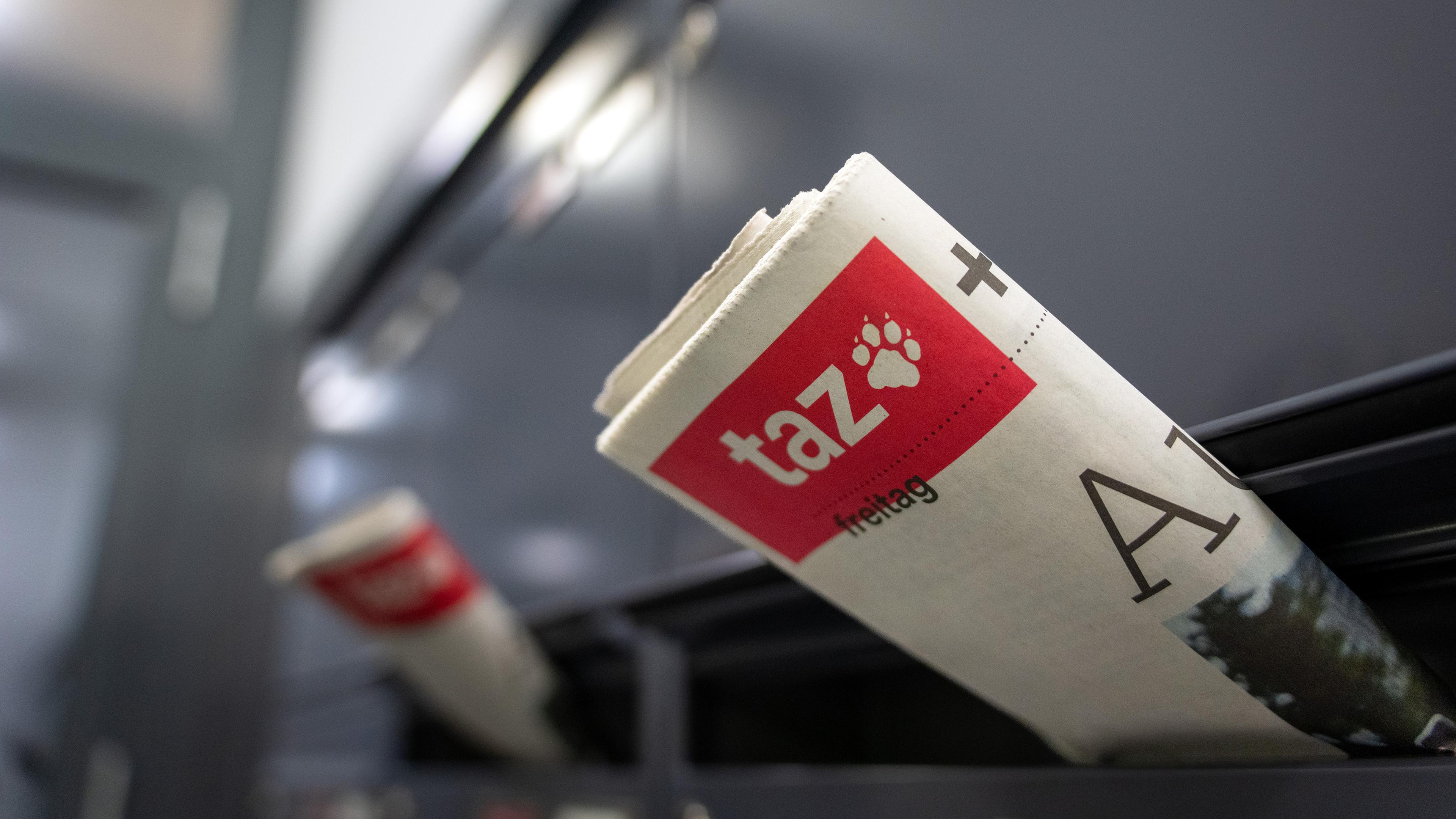 Symbolbild: Printausgaben der Zeitung "taz" stecken in Briefkästen