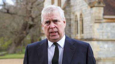 Archiv: Der britische Prinz Andrew spricht während eines Fernsehinterviews in der königlichen Allerheiligenkapelle in der Royal Lodge in Windsor.