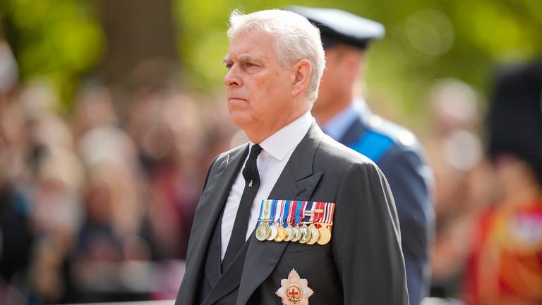 14.09.2022, Großbritannien, London: Der britische Prinz Andrew folgt dem Sarg von Königin Elizabeth II. während der Prozession vom Buckingham Palace zur Westminster Hall. 