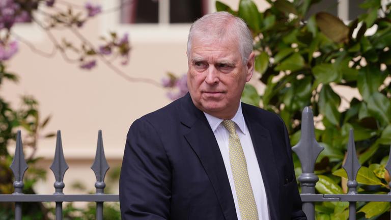 Prinz Andrew schaut sich um, als er nach der Teilnahme am Oster-Gottesdienst die St. George's Chapel auf Schloss Windsor verlässt. (Archiv)