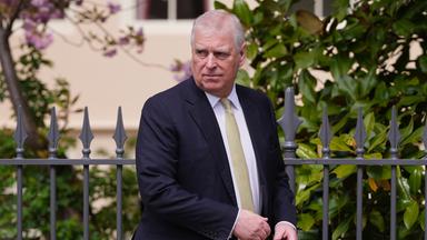 Prinz Andrew, Herzog von York, verlässt die St. George's Chapel auf Schloss Windsor nach dem Ostermatine-Gottesdienst.