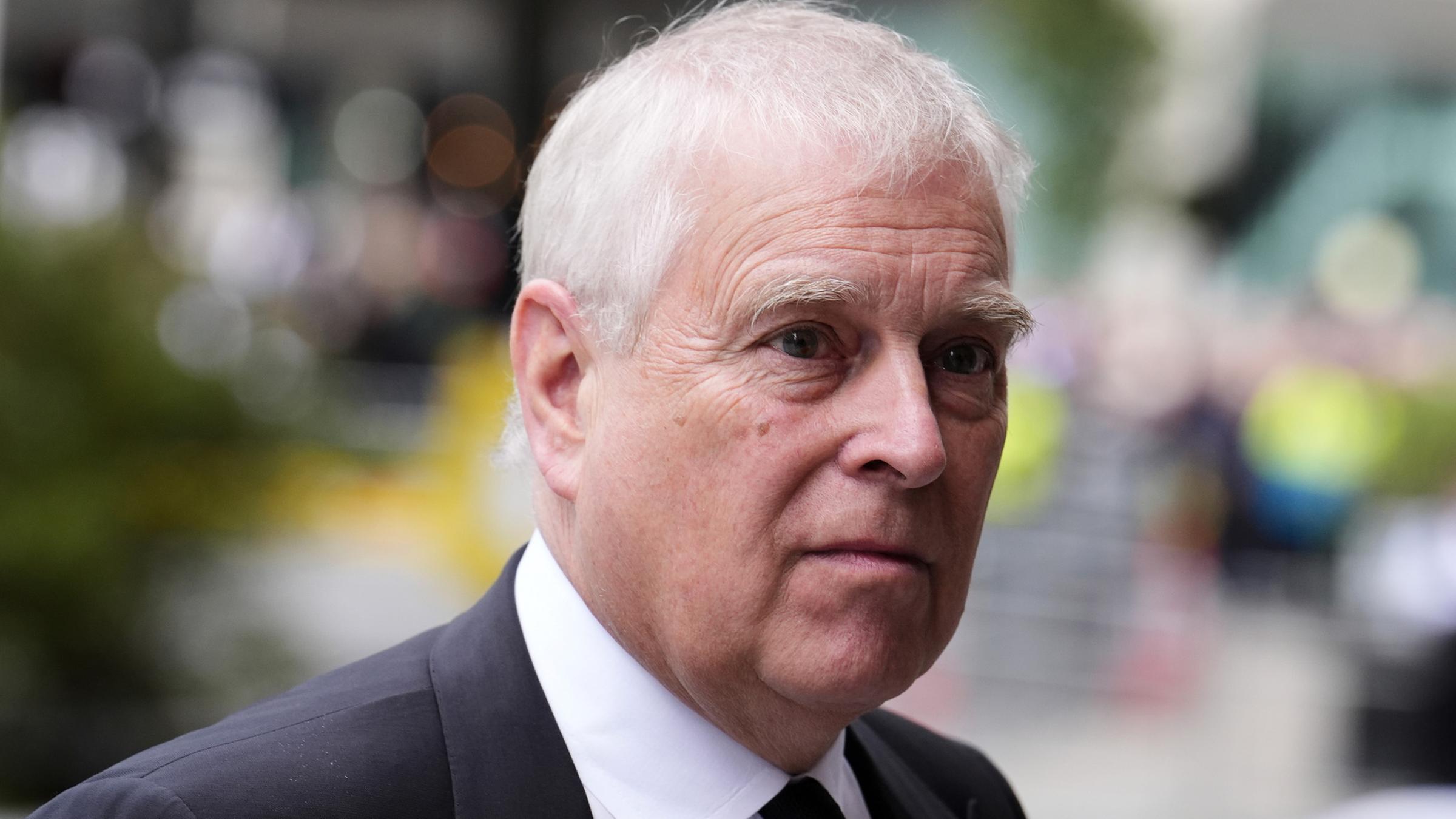 Der damalige Prinz Andrew kommt zur Beerdigung der Herzogin von Kent in der Westminster Cathedral in London. (Archiv)