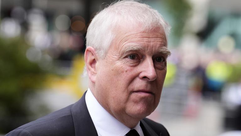 Der damalige Prinz Andrew kommt zur Beerdigung der Herzogin von Kent in der Westminster Cathedral in London. (Archiv)