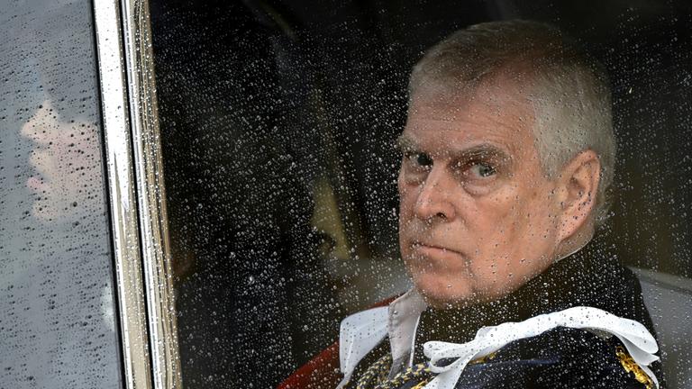 Der damalige Prinz Andrew verlässt Westminster Abbey nach der Krönungszeremonie des britischen Königs Charles und der Königin Camilla