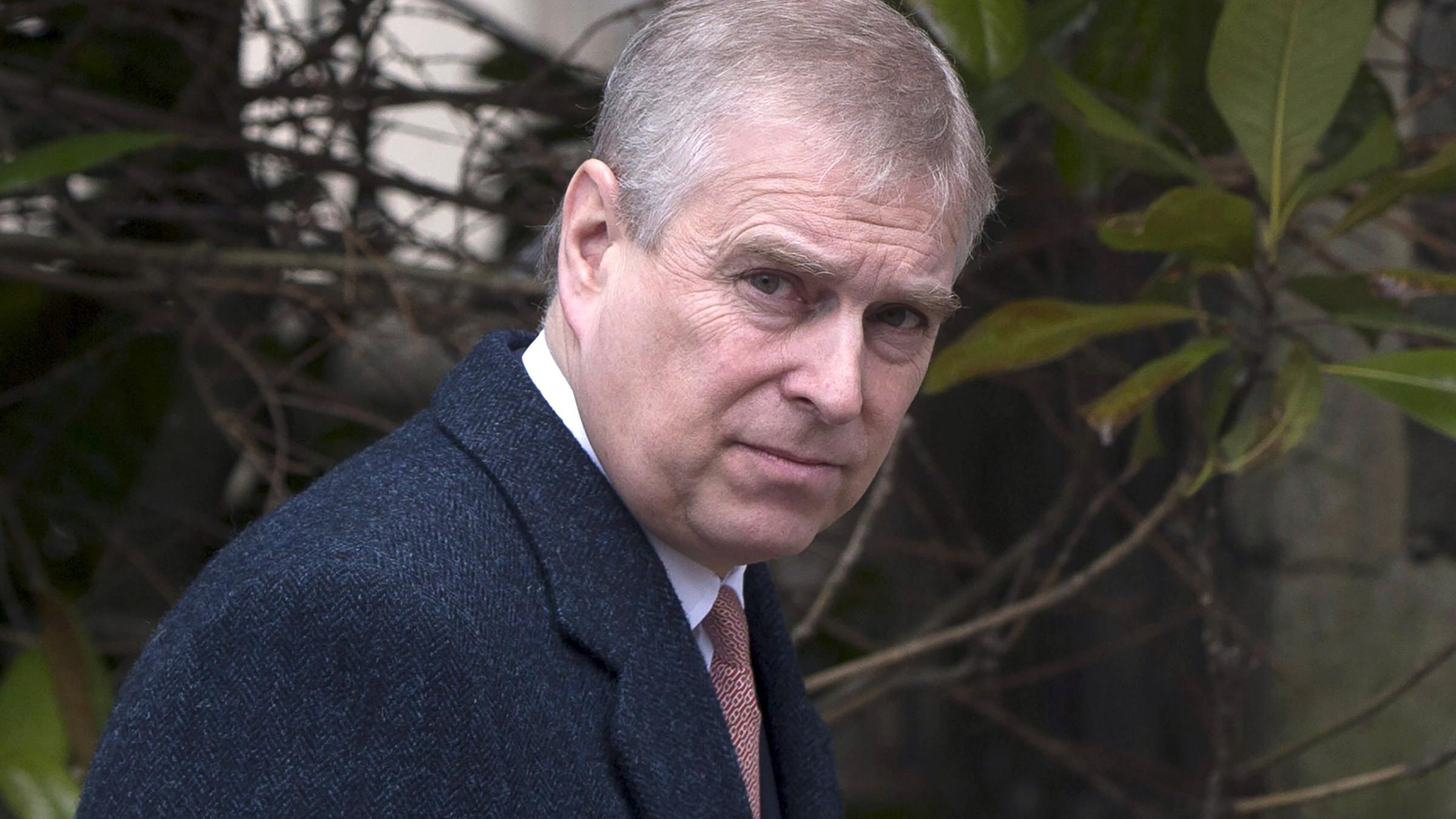 Prinz Andrew blickt ernst in die Kamera.