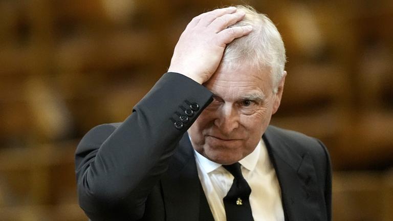 Wegen seinem Verhältnis zu Sexualstraftäter Jeffrey Epstein gab Prinz Andrew bereits seine Titel auf. Nun muss er eventuell sein Anwesen verlassen.