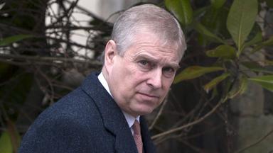 Prinz Andrew legt seine königlichen Titel ab
