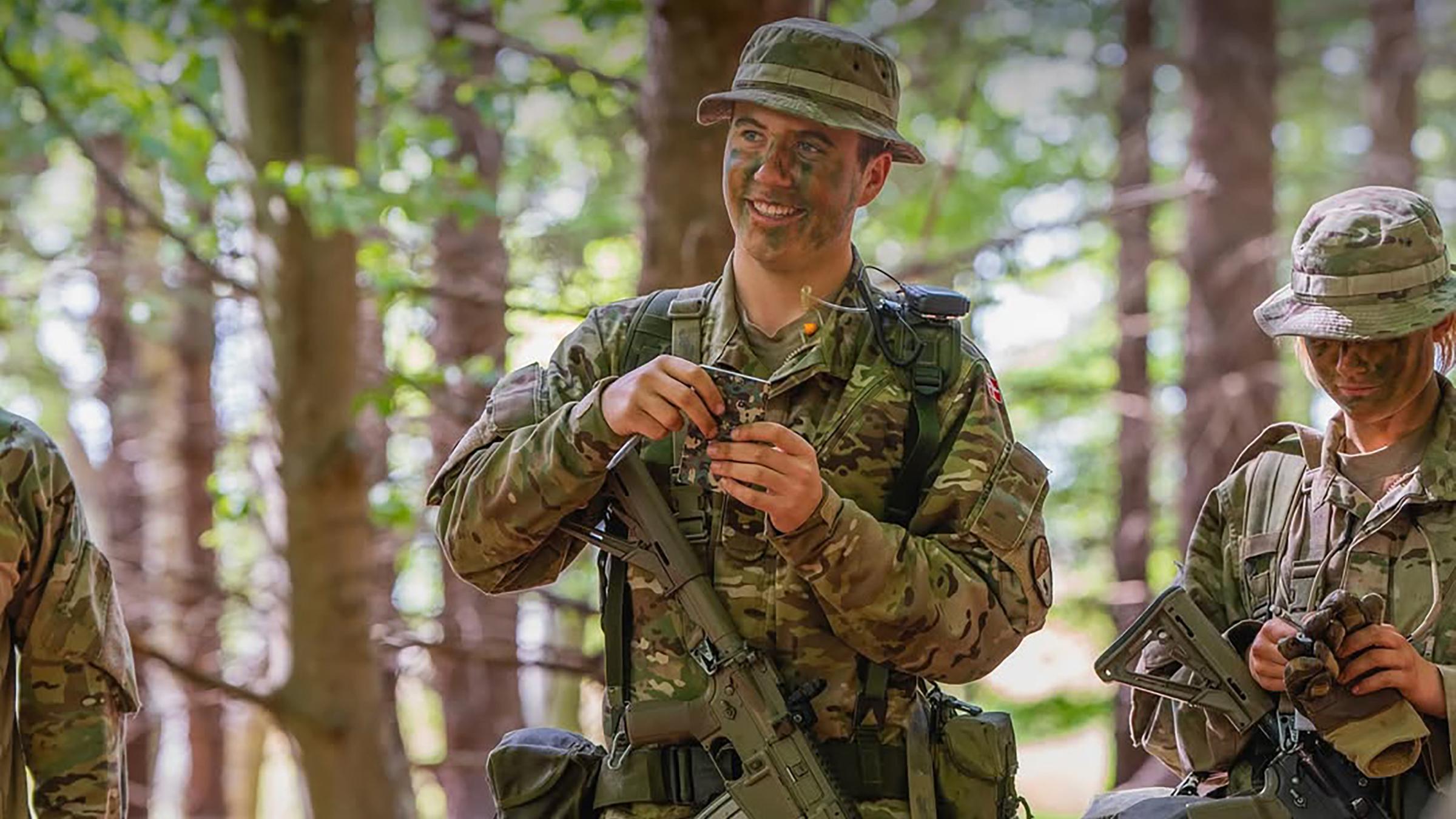 Für Prinz Christian von Dänemark ist die Sommerpause vorbei, er setzt seine militärische Ausbildung fort, während seine drei Geschwister weiter die Schulbank drücken. (14.08.2025)