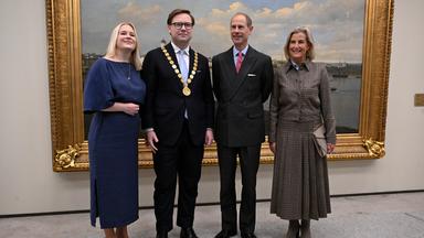 Der Bürgermeister von Helsinki, Daniel Sazonov, trifft sich im Rathaus von Helsinki in Finnland mit dem zu Besuch weilenden britischen Prinzen Edward, Herzog von Edinburgh, und Sophie, Herzogin von Edinburgh, rechts Sazanovs Frau Anita Westerholm.