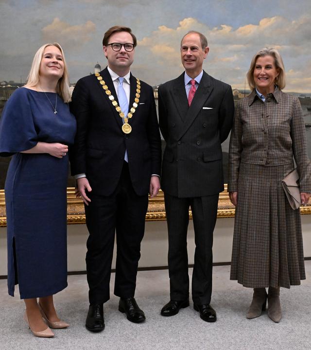 Der Bürgermeister von Helsinki, Daniel Sazonov, trifft sich im Rathaus von Helsinki in Finnland mit dem zu Besuch weilenden britischen Prinzen Edward, Herzog von Edinburgh, und Sophie, Herzogin von Edinburgh, rechts Sazanovs Frau Anita Westerholm.